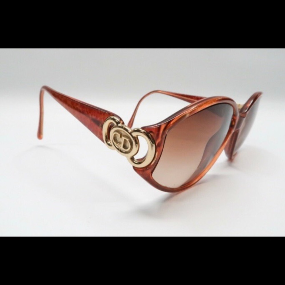 SOLD!!! On another website 💯 Christian Dior women sunglasses